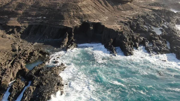 Kayalıklardan gün batımı denizin, dağların, ufkun ve Atlantik Okyanusunun gücünü düşünüyordu.