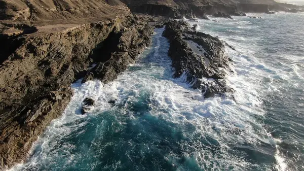 Kayalıklardan Gün Batımı Denizin Dağların Ufkun Atlantik Okyanusunun Gücünü Düşünüyordu — Stok fotoğraf