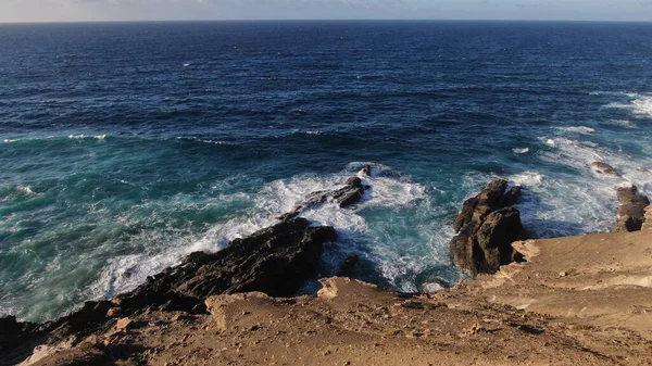 Kayalıklardan gün batımı denizin, dağların, ufkun ve Atlantik Okyanusunun gücünü düşünüyordu.