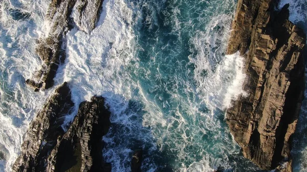 Kayalıklardan gün batımı denizin, dağların, ufkun ve Atlantik Okyanusunun gücünü düşünüyordu.