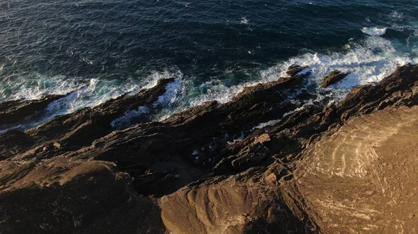 Kayalıklardan Gün Batımı Denizin Dağların Ufkun Atlantik Okyanusunun Gücünü Düşünüyordu — Stok fotoğraf