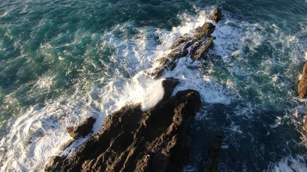 Kayalıklardan gün batımı denizin, dağların, ufkun ve Atlantik Okyanusunun gücünü düşünüyordu.