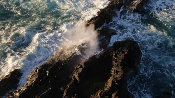 Kayalıklardan Gün Batımı Denizin Dağların Ufkun Atlantik Okyanusunun Gücünü Düşünüyordu — Stok fotoğraf