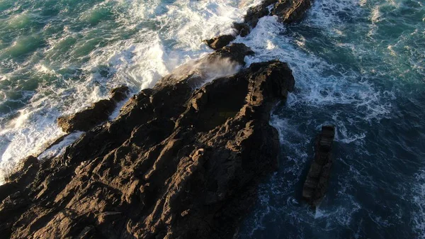 Kayalıklardan gün batımı denizin, dağların, ufkun ve Atlantik Okyanusunun gücünü düşünüyordu.