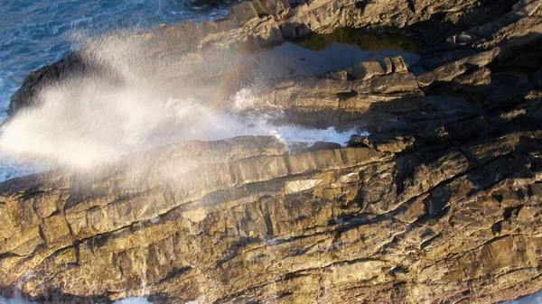 Kayalıklardan Gün Batımı Denizin Dağların Ufkun Atlantik Okyanusunun Gücünü Düşünüyordu — Stok fotoğraf