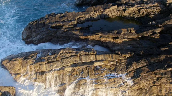 Tramonto Dalle Scogliere Contemplando Forza Del Mare Montagne Orizzonte Oceano — Foto Stock