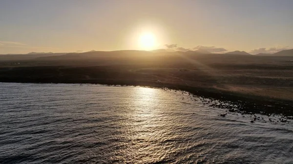 Kayalıklardan gün batımı denizin, dağların, ufkun ve Atlantik Okyanusunun gücünü düşünüyordu.