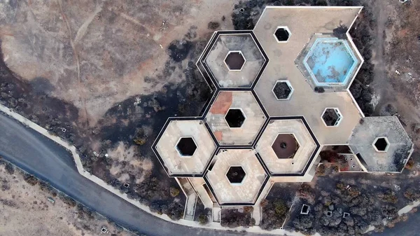 Kayalıklardan gün batımı denizin, dağların, ufkun ve Atlantik Okyanusunun gücünü düşünüyordu.