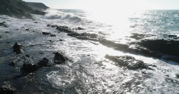 Kayalıklardan Gün Batımı Denizin Dağların Ufkun Atlantik Okyanusunun Gücünü Düşünüyordu — Stok fotoğraf