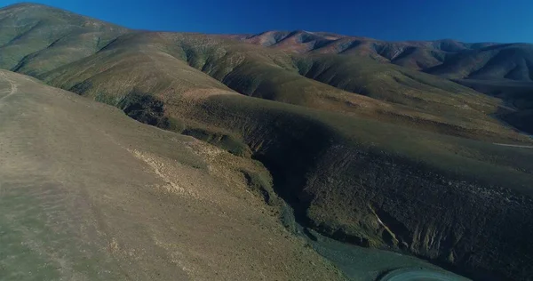Kayalıklardan gün batımı denizin, dağların, ufkun ve Atlantik Okyanusunun gücünü düşünüyordu.
