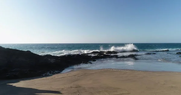 Kayalıklardan gün batımı denizin, dağların, ufkun ve Atlantik Okyanusunun gücünü düşünüyordu.