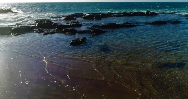 Kayalıklardan gün batımı denizin, dağların, ufkun ve Atlantik Okyanusunun gücünü düşünüyordu.