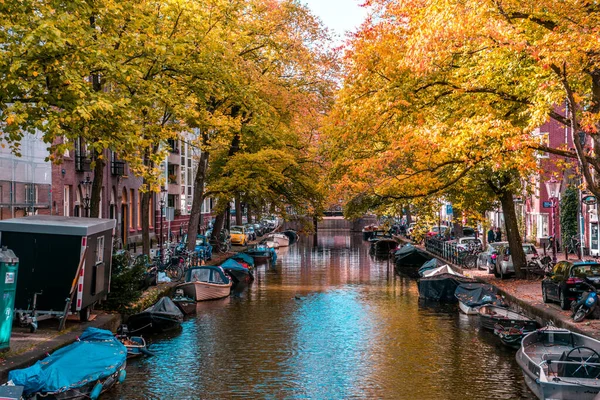 運河の通りに沿ってボートと美しいアムステルダムの近所 — ストック写真
