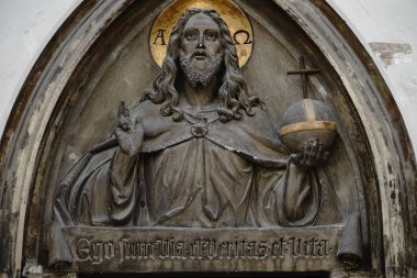 İsa heykeli, uzun saç stili ve haçı ile duvara asılmış. 