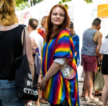 Güzel ve güzel lezbiyen yüzünde güzel bir gülümseme ve pozitif enerji yayarak gurur festivalinin tadını çıkarıyor.
