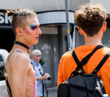 Bratislava Gururu 'nda seksi makyajlı çok tatlı bir makyaj sanatçısı.