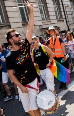 Drammer gay adam gurur festivali yürüyüşü sırasında neşeleniyor.