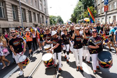 Bratislava 'nın gururuyla davul çalan davulcular. İnsanları motive ediyor ve etrafa sevgi yayıyorlardı.