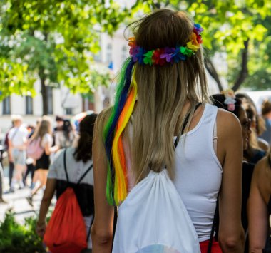 Güzel lezbiyen kadın, Slovakya 'daki gurur festivalini güzel gökkuşağı renkli saçlarıyla kutluyor..