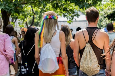 Slovakya 'daki tek bir gurur festivalinde farklı cinsiyetlerden oluşan hoş bir toplantı. Birbirlerine destek vermek ve günü kutlamak için..