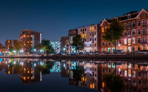 アムステルダムの川の上の住宅地の美しい滑らかな反射 — ストック写真