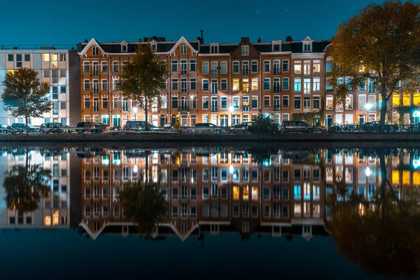 Schöne Glatte Reflexion Einer Wohngegend Über Dem Fluss Amsterdam — Stockfoto