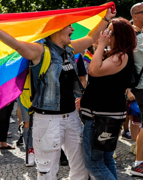 Feliz Pareja Lesbianas Gritando Animando Durante Festival Del Orgullo —  Fotos de Stock