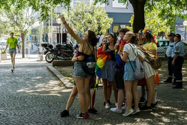 Grupa Społeczności Lgbtq Robi Sobie Selfie Zachować Jako Wspomnienie Paradzie — Zdjęcie stockowe