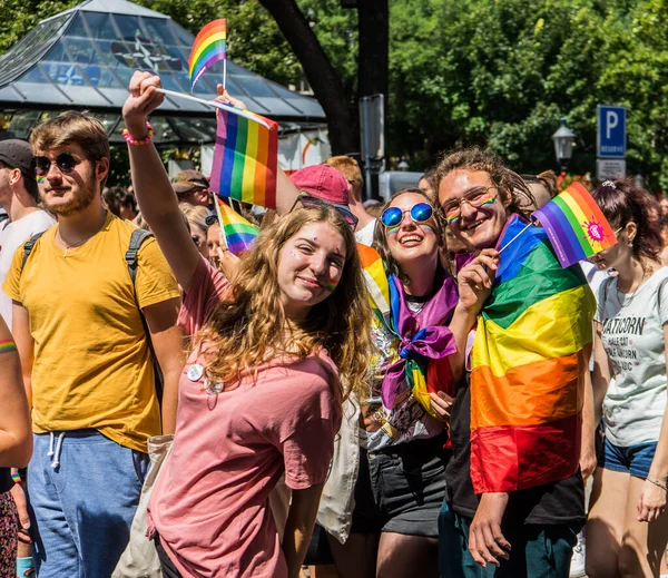 Bratislava 'nın eşcinsel gururuyla kutlama yapan ve eğlenen üç muhteşem arkadaş. Çok arkadaş canlısı ve eğlenceliler..
