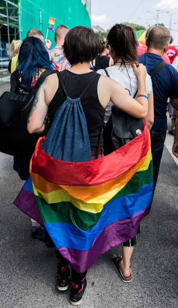 可愛いですレズビアンカップル一緒に歩く間にザ プライドパレード — ストック写真