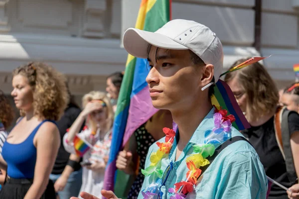 アジアのゲイは彼の首の周りに虹のネックレスとスロバキアのブラチスラバの誇りに出席 — ストック写真