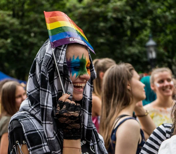 Söt Lesbisk Ung Flicka Med Ett Stort Skratt Med Stor Stockbild