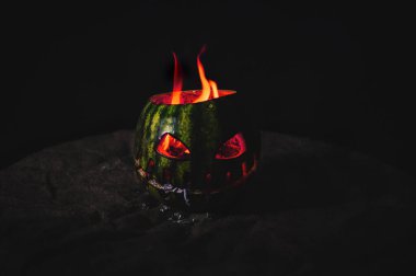 Cadılar Bayramı Kıyameti Kül ve sıcakta yeşil karpuz