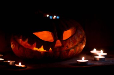 Cadılar Bayramı kıyameti, kül ve sıcakta portakal kabağı.