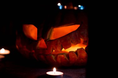 Cadılar Bayramı kıyameti, kül ve sıcakta portakal kabağı.