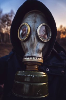 Güneş ormanı gaz maskesinde Coronavirus 'a karşı koruyucu maskeli hiç kimse yok.