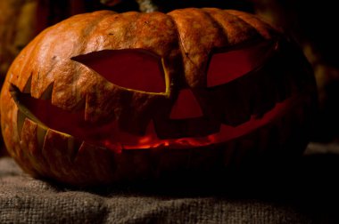 Cadılar bayramı bayramı turuncu balkabağı ve mumlar