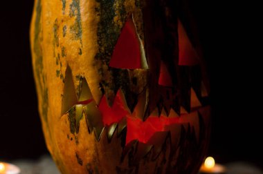 Cadılar bayramı bayramı turuncu balkabağı ve mumlar