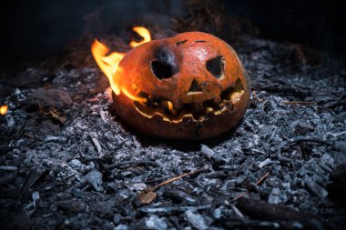 Cadılar Bayramı kıyameti, kül ve sıcakta portakal kabağı.