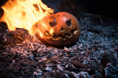 Cadılar Bayramı kıyameti, kül ve sıcakta portakal kabağı.