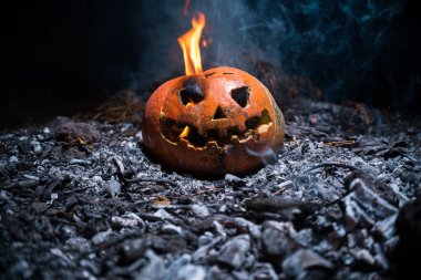 Cadılar Bayramı kıyameti, kül ve sıcakta portakal kabağı.