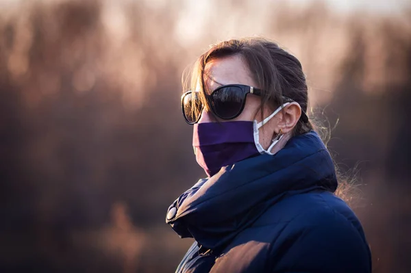 Girl Alone People Protective Mask Coronavirus Sunglasses Sunset — Stock Photo, Image