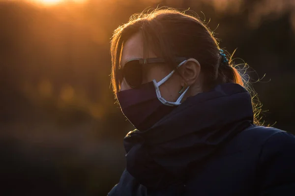 Girl Alone People Protective Mask Coronavirus Sunglasses Sunset — Stock Photo, Image