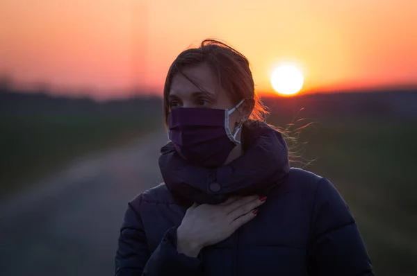 Menina Sozinha Sem Pessoas Uma Máscara Protetora Coronavírus Pôr Sol — Fotografia de Stock