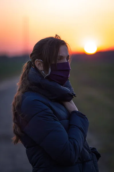 Ragazza Sola Senza Persone Una Maschera Protettiva Coronavirus Tramonto — Foto Stock