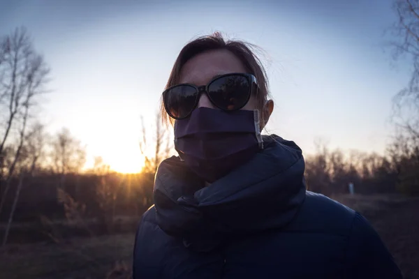 Menina Sozinha Sem Pessoas Uma Máscara Protetora Coronavírus Óculos Sol — Fotografia de Stock
