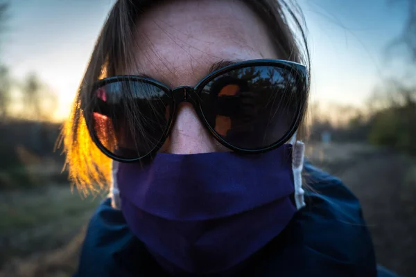 Menina Sozinha Sem Pessoas Uma Máscara Protetora Coronavírus Óculos Sol — Fotografia de Stock