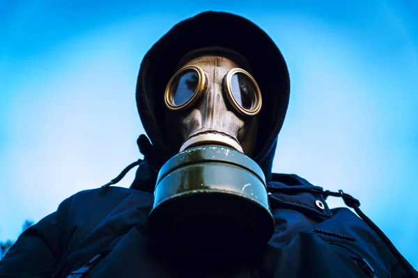 Güneş ormanı gaz maskesinde Coronavirus 'a karşı koruyucu maskeli hiç kimse yok.
