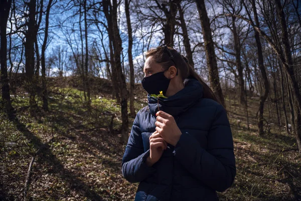 Une Fille Sans Personne Dans Masque Protecteur Contre Coronavirus Dans — Photo