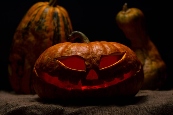 Хэллоуин октябрь праздник апельсиновая тыква и свечи